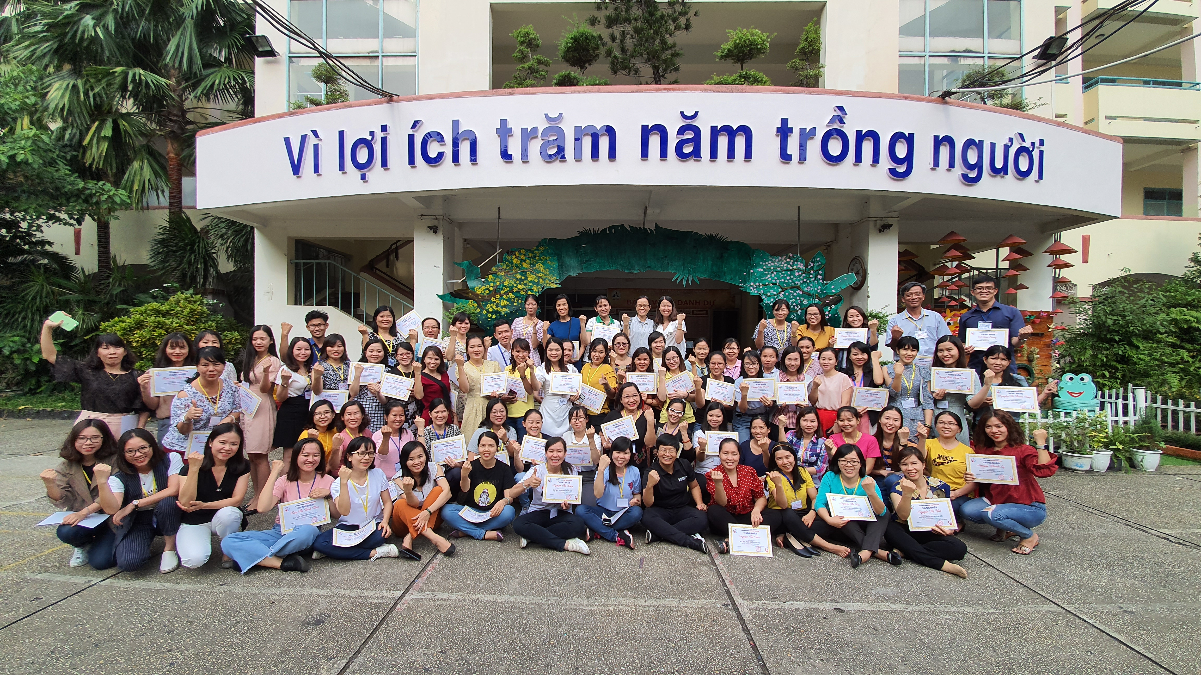 Ngày trao chứng nhận - Vì lợi ích trăm năm trồng người