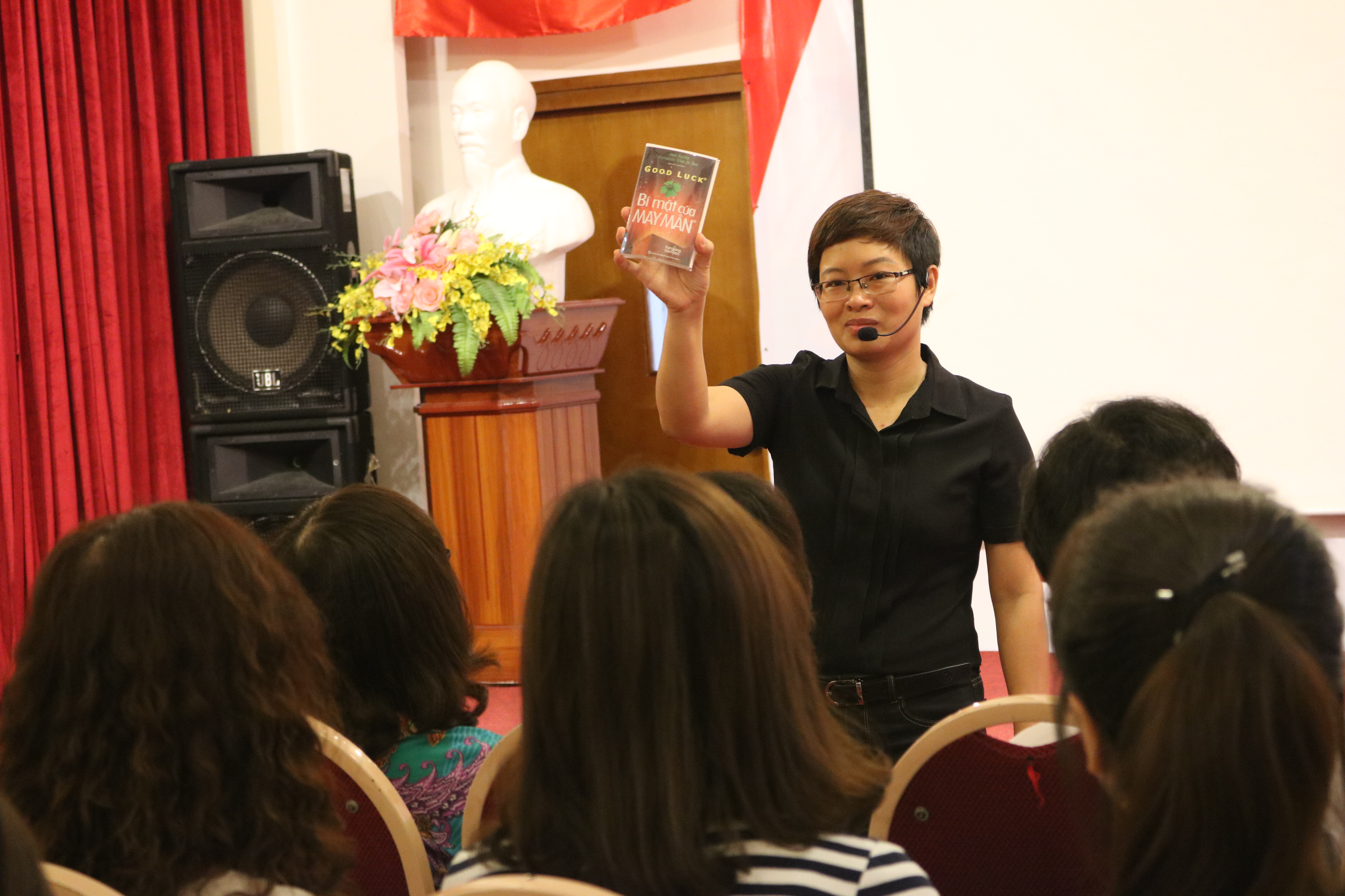 Cô Ngọc giảng dạy với cuốn sách