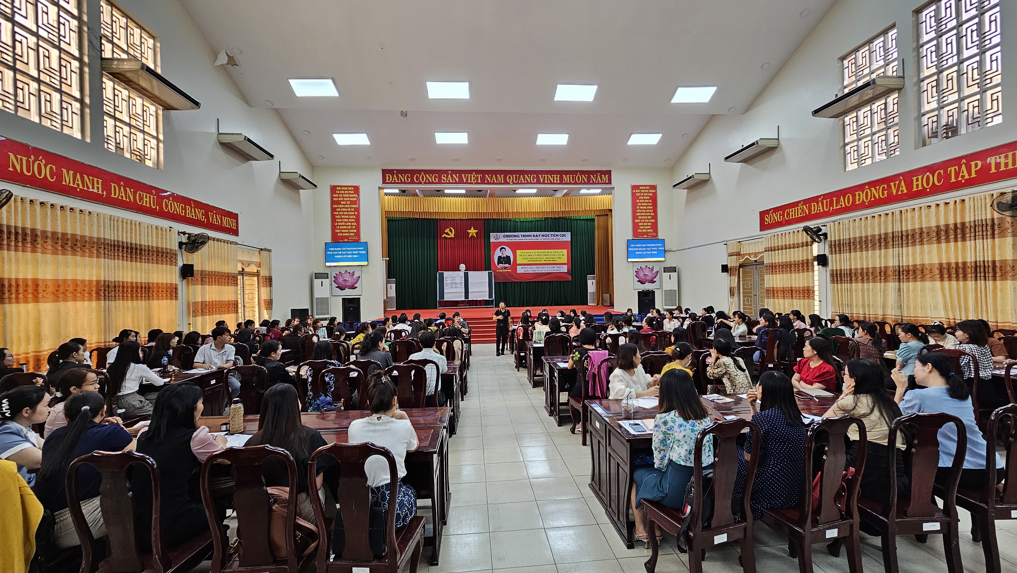 Hội trường lớn đông giáo viên DHTC