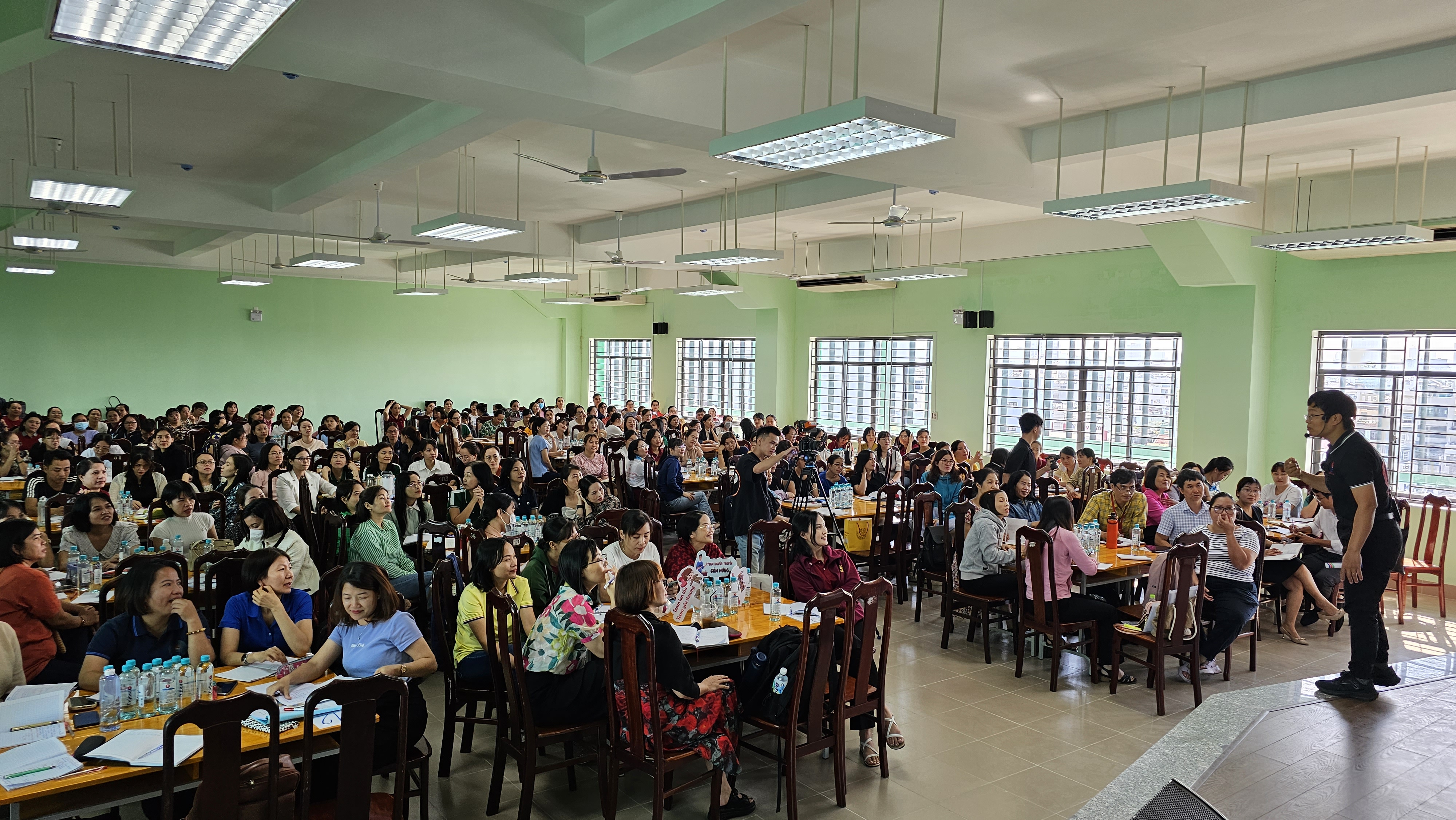 Hàng trăm giáo viên trải nghiệm cùng cô Ngọc